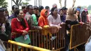 Warga mengantre mendaftarkan diri untuk menjadi pemilik rumah DP 0 Rupiah di Pesona Rorotan, Cilincing, Jakarta Utara, Jumat (2/3). Hal tersebut karena belum ada kesepakatan antara Pemprov DKI Jakarta dan PT Nusa Kirana. (Liputan6.com/Arya Manggala)