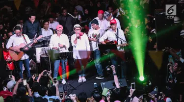 Para menteri yang tergabung dalam grup band Elek Yo Band tampil pada acara malam amal penggalangan dana untuk korban gempa Lombok di Jakarta, Kamis (9/8). Mereka tampil dalam konser Kemanusiaan Untuk Lombok. (Liputan6.com/Faizal Fanani)