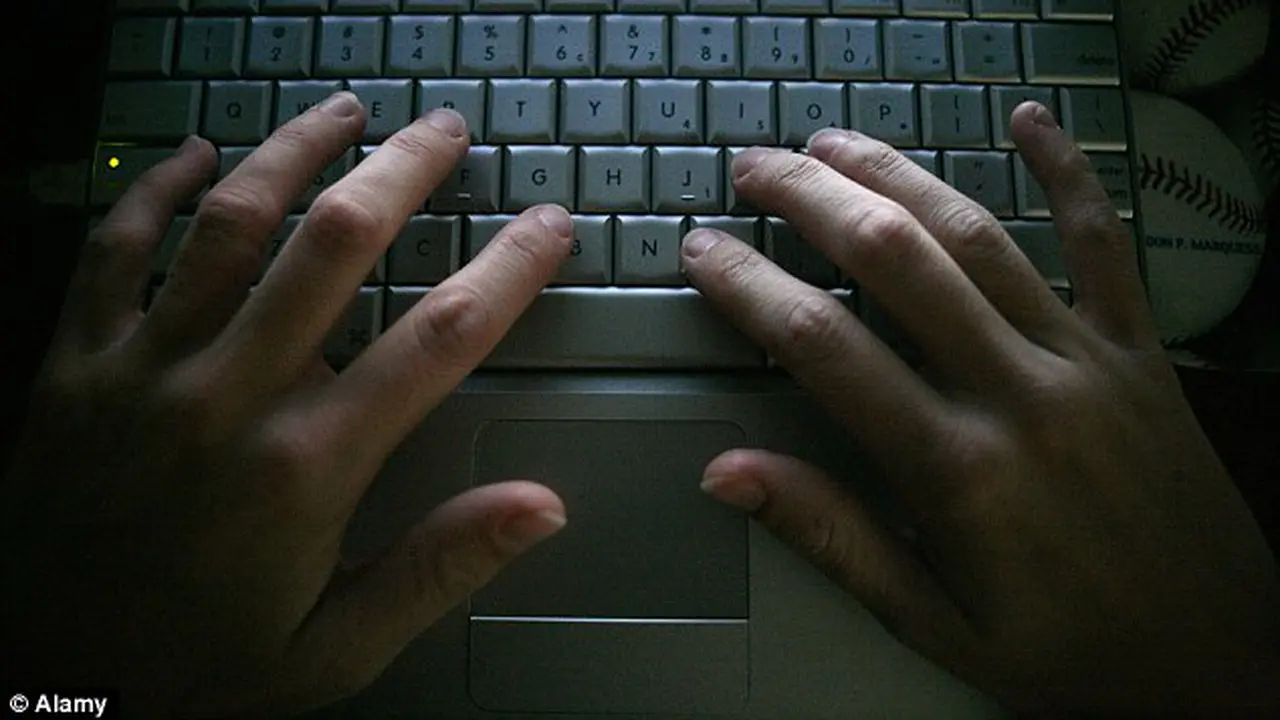 Simpan 200 Gambar Vulgar Remaja, Guru Anggap Itu Biasa Saja