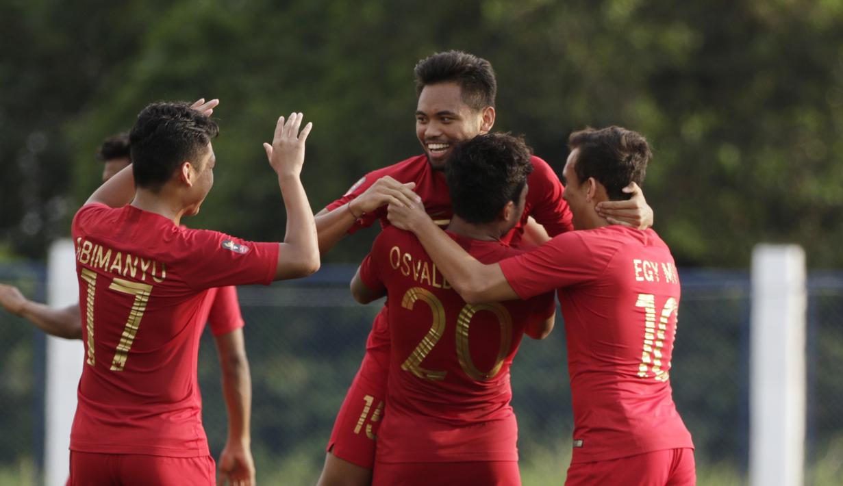 Sejumlah penggawa Timnas Indonesia U-22 merayakan gol ke gawang Laos yang dicetak oleh Osvaldo Haay. (Bola.com/M. Iqbal Ichsan)