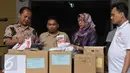 Ketua KPU DKI Jakarta Sumarno (kiri) jelang pemusnahan surat suara, Jakarta, Selasa (18/4). Surat suara sebanyak 6.943 tersebut dimusnahkan karena rusak dan yang berlebihan. (Liputan6.com/Helmi Afandi)