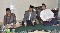 Menteri Desa, PDT dan Transmigrasi, Marwan Jafar (kanan) bersama Ketum PKB, Muhaimin Iskandar dan Ketua Umum PBNU, Said Aqil Siradj saat menghadiri haul K.H Bisri syansuri ke - 37dan Nyai Hj. Nur khodijah ke- 62, Jawa timur (9/4). (Dody Humas Kemendes)
