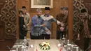 Menlu Sugiono menyebut Indonesia dan Singapura memiliki pandangan yang sejalan dalam memperkuat kolaborasi untuk menghadapi tantangan global. Tampak dalam foto, Menteri Luar Negeri Indonesia Sugiono (tengah kanan) menyambut Menteri Luar Negeri Singapura Vivian Balakrishnan saat pertemuan mereka di Gedung Kementerian Luar Negeri, Jakarta pada Selasa 12 Mei 2026. (BAY ISMOYO/AFP)
