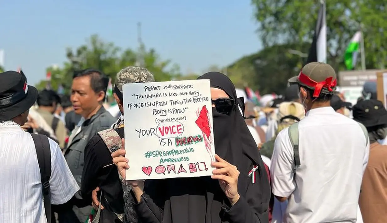 Mengenakan kacamata hitam dan tote bagnya, Zaskia pun membawa poster dukungannya terhadap Palestina saat aksi damai. [@zaskiadyamecca]
