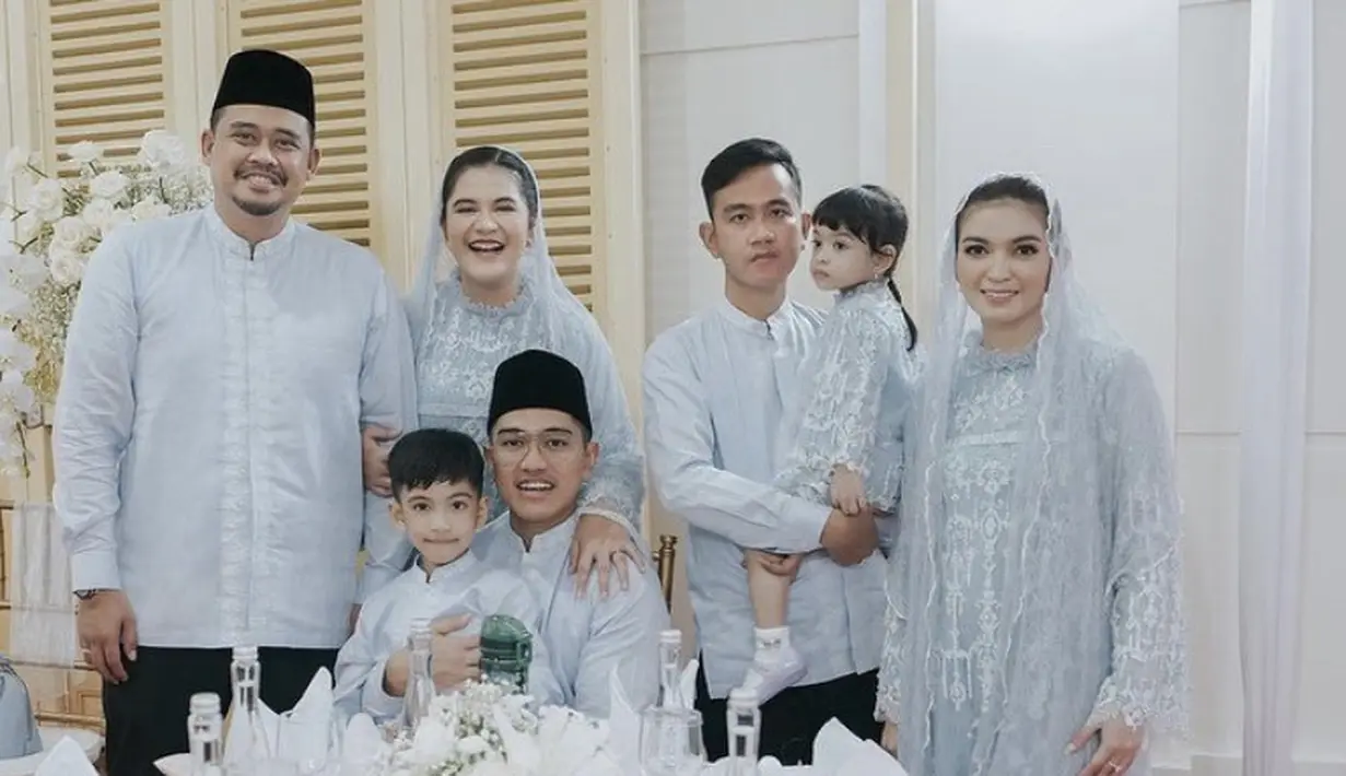 Saat pengajian Erina, Kahiyang dan Selvi Ananda pun tampil serasi dengan dress berbordir biru lengkap dengan kerudungnya. [@allseasons]