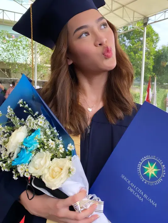 Netizen mengungkapkan jika Rupa Kayra sangat mirip dengan Mieke Amalia. Keduanya tampak seperti kakak adik.