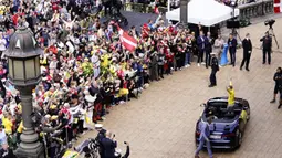 Pembalap tim Jumbo-Visma, Jonas Vingegaard menyapa para penggemar dari mobil di Kopenhagen, Denmark pada 27 Juli 2022, beberapa hari setelah menjuarai balapan sepeda Tour de France 2022 di Paris. (AFP/Ritzau Scanpix/Mads Claus Rasmussen)