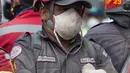 Petugas pemadam kebakaran memegang seekor ayam yang diselamatkan dari zona bencana di Gunung Fuego di Escuintla, Guatemala, (5/6). Puluhan orang tewas akibat bencana tersebut. (AP Photo/Luis Soto)