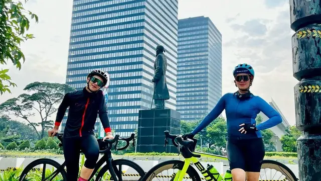 Suka Berolahraga, Ini 6 Potret Andhika Pratama saat Bersepeda