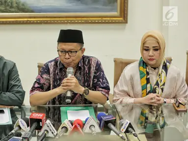 Sekjen PPP Asrul Sani menggelar konferensi pers terkait penetapan status tersangka Ketum PPP Romahurmuziy oleh KPK di Jakarta, Sabtu (16/3). PPP akan segera melakukan rapat pengurus harian untuk menentukan nasib Romahurmuziy. (Liputan6.com/Faizal Fanani)