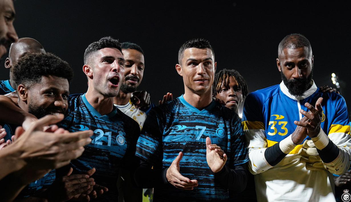 Kemudian para pemain Al-Nassr lain berkumpung mengelelilingi Ronaldo dan memberikan ucapan selamat untuk CR7 diiringi nyanyian selamat ulang tahun.  (Twitter/Al Nassr FC)