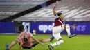 Pemain West Ham United Jesse Lindgard (kanan) dilanggar oleh pemain Sheffield United Chris Basham pada pertandingan Liga Inggris di London Stadium, London, Inggris, Senin (15/2/2021). West Ham United menang 3-0. (John Sibley/Pool via AP)