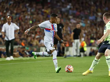 Penyerang Barcelona Raphinha bersaing dengan gelandang Manchester City Sergio Gomez pada sebuah laga amal di Stadion Camp Nou, Kamis (25/8/2022) dini hari WIB. Laga Barcelona vs Man City berjalan ketat, skor akhir sama kuat 3-3. (AP Photo/Joan Monfort)