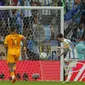 Pada babak perempatfinal, Argentina ditantang Belanda (9/12/2022). Lagi-lagi Lionel Messi menunjukkan kualitasnya dengan mencetak 1 gol melalui eksekusi penalti ditambah 1 assist yang membawa Argentina sempat unggul 2-0. Namun laga harus dilanjutkan dengan perpanjangan waktu setelah Belanda sukses menyamakan skor 2-2. Dalam adu penalti, Lionel Messi memimpin Argentina menekuk Belanda 4-3. (AFP/Odd Andersen)