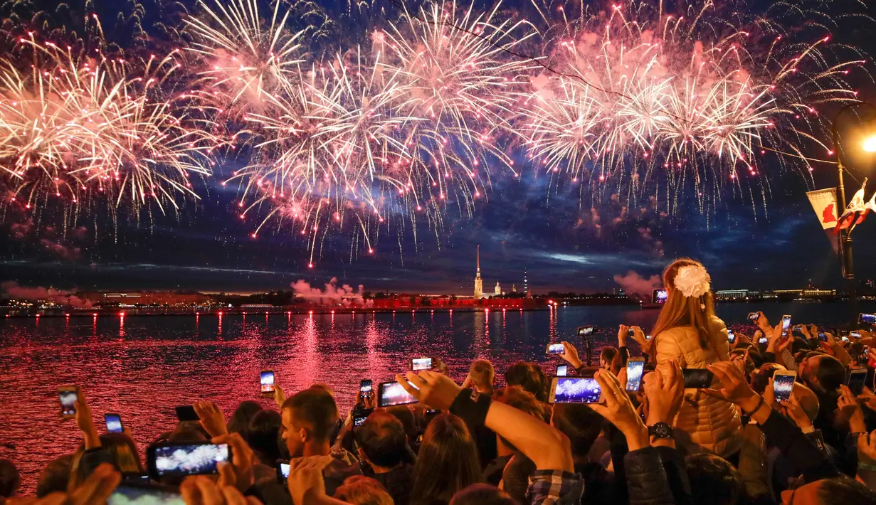 Kembang api menghiasi langit saat White Nights Festival di St.Petersburg, Rusia (24/6). Pada puncak acara, sebuah kapal besar dengan layar merah menyala menyusuri Sungai Neva dengan diiringi pertunjukan kembang api yang spektakuler. (AP/Dmitri Lovetsky)