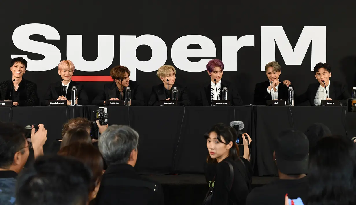 Grup idola K-Pop, SuperM saat konferensi pers di Capitol Records Tower, Hollywood pada Kamis (3/10/2019). Boyband beranggotakan Taemin SHINee, Baekhyun dan Kai EXO, Mark dan Taeyong NCT, serta Lucas dan Ten WayV itu akan membuat debut Hollywood mereka pada minggu ini. (VALERIE MACON/AFP)