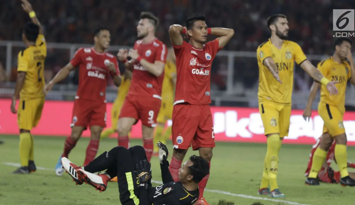 Gelandang Persija, Sandi Sute (tengah) kecewa usai gagal mencetak gol saat bertanding melawan Bhayangkara FC pada laga pembuka Liga 1 2018 di SUGBK, Jakarta, Jumat (23/3). Pertandingan berakhir dengan skor kacamata. (Bola.com/Teguh Iman Mulia)