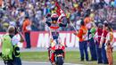 Marc Marquez pun bergembira setelah finis kedua. (Reuters/MICHAEL KOOREN)
