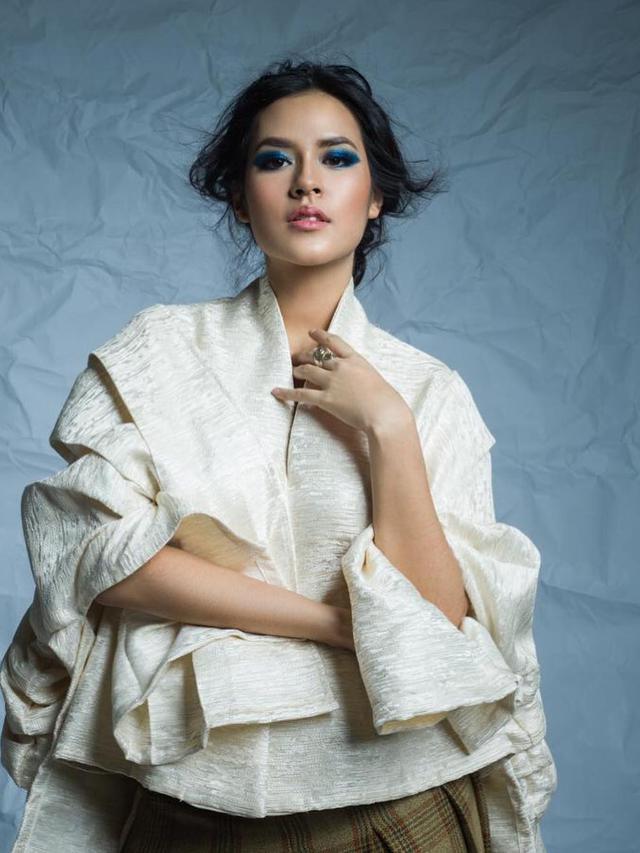 Biasa Natural, Ini 7 Potret Raisa dengan Makeup Tebal yang Curi Perhatian