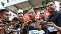 Menteri Dalam Negeri Tito Karnavian memberikan keterangan kepada awak media usai apel seluruh Pegawai Lingkup Kemendagri dan BNPP di halaman kantor Kemendagri, Jakarta, Kamis (24/10/2019). Dalam apel perdana ini Tito memberikan arahan kepada semua pegawai Kemendagri. (Liputan6.com/Johan Tallo)