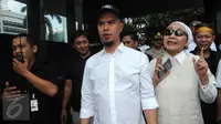 Ahmad Dhani dan aktivis Ratna Sarumpaet ketika tiba di Gedung KPK, Jakarta, Kamis (2/6). Dhani dan kawan-kawannya mendapat penolakan dari pihak keamanan saat hendak menggelar aksi tuntut KPK tangkap Ahok. (Liputan6.com/Helmi Afandi)