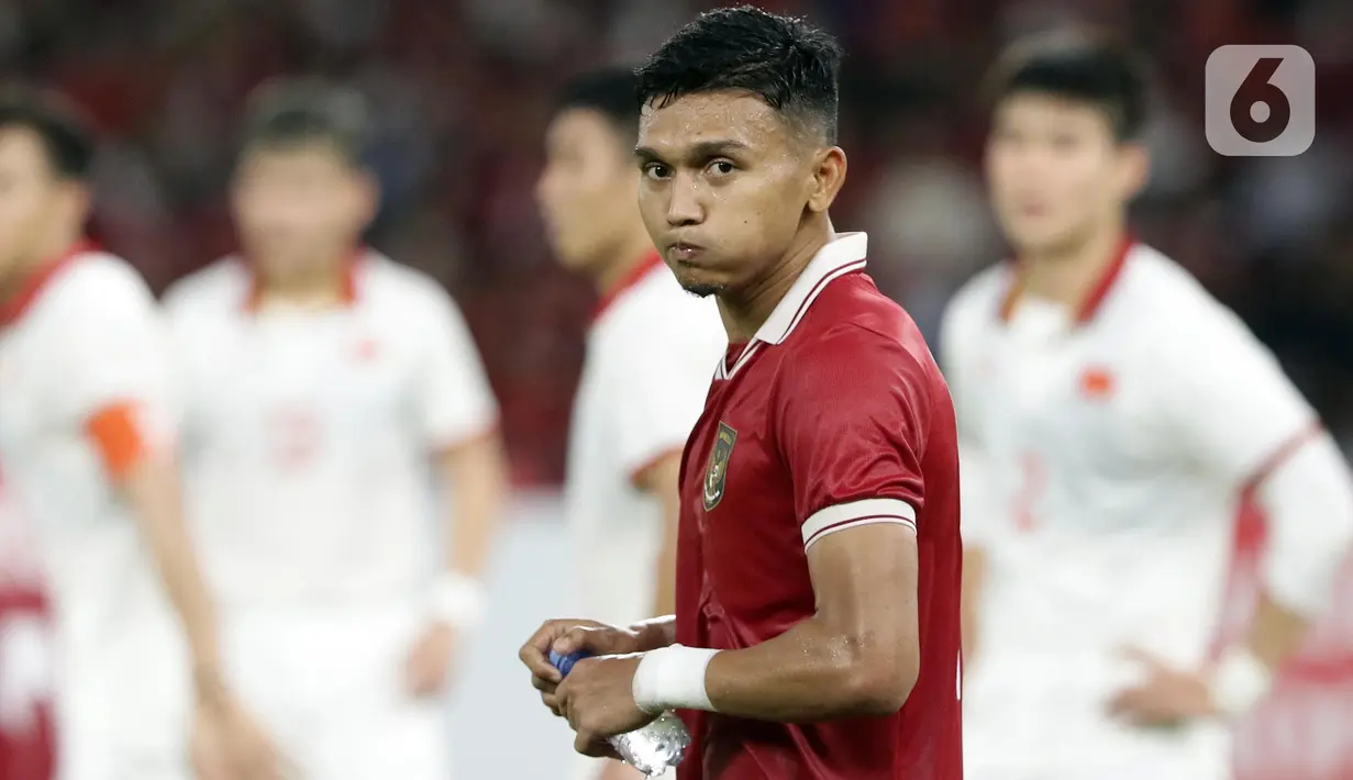 Pemain depan timnas Indonesia, Dendy Sulistyawan saat laga kandang semifinal Piala AFF 2022 melawan Vietnam di Stadion Utama Gelora Bung Karno, Jakarta, Jumat (6/1/2023). Laga berlangsung ketat, kedua tim saling adu serang. Laga berakhir imbang 0-0. (Liputan6.com/Helmi Fithriansyah)