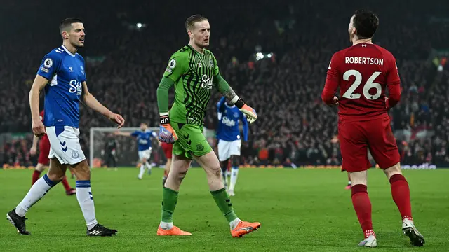 Foto: Melihat Kembali Momen Robertson Menertawakan Pickford di Derby Merseyside
