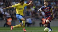 Salah satu aksi penyerang Barcelona Lionel Messi (kanan), pada pertandingan Primera Division La Liga melawan Las Palmas, di Camp Nou, Barcelona, 26 September 2015. Laga itu berakhir 2-1 untuk tuan rumah. (AFP PHOTO / JOSEP LAGO)