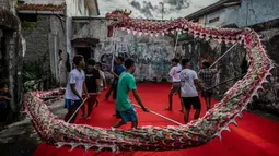 Kelompok atraksi Liong berlatih jelang perayaan Tahun Baru Imlek di Bogor, Jawa Barat, 9 Januari 2023. Tahun Baru Imlek 2023 akan jatuh pada 22 Januari. (ADITYA AJI/AFP)