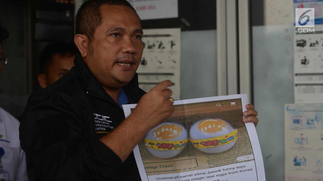 Uji Keaslian Telur Ayam di Pasar Johar