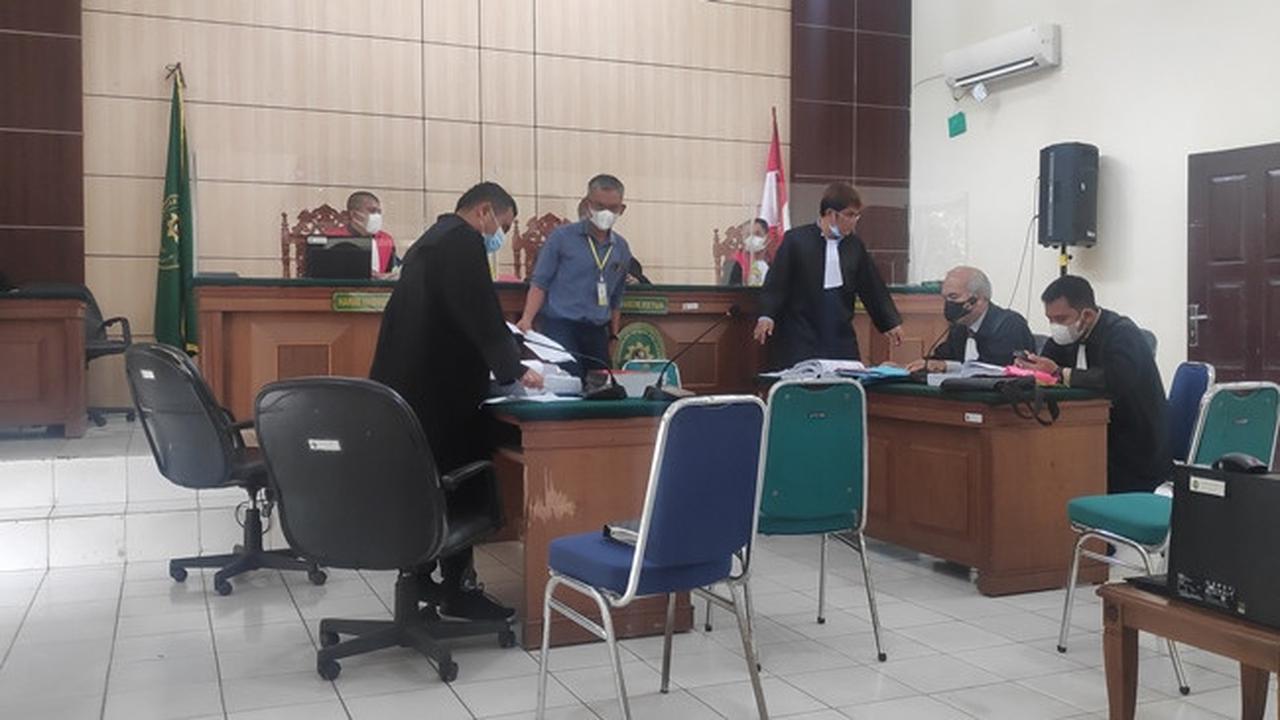 Persidangan dugaan penebangan pohon akasia dan penggunaan surat palsu di Pengadilan negeri Kabupaten Pelalawan yang menghadirkan Direktur PT Persada Karya Sejati.