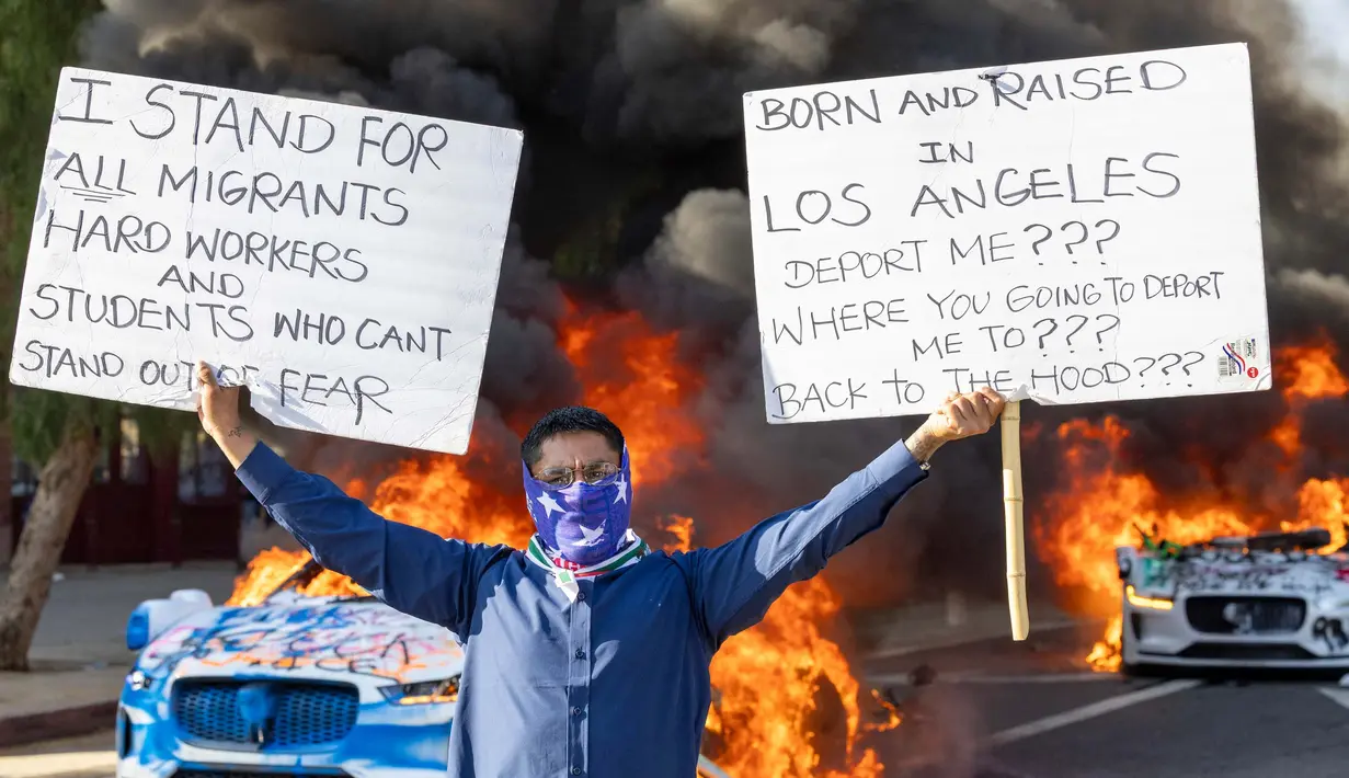 Ketegangan di Los Angeles, Amerika Serikat (AS) memuncak pada Minggu (8/6/2025) ketika ribuan pengunjuk rasa turun ke jalan sebagai respons terhadap pengerahan pasukan Garda Nasional oleh Presiden Donald Trump. (RINGO CHIU/AFP)