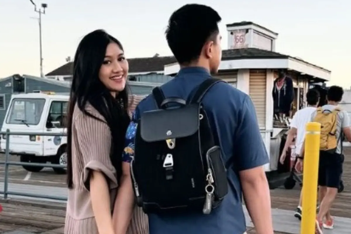 Gaya Kasual Kaesang Pangarep Temani Erina Gudono Ikut Orientasi Program S2 di Amerika Serikat.