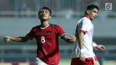 Pemain tengah Indonesia U-23, M Hargianto (kiri) meluapkan kekecewaan saat gagal mencetak gol ke gawang Bahrain pada laga PSSI Anniversary 2018 di Stadion Pakansari, Kab Bogor, Jumat (27/4). Indonesia kalah 0-1. (Liputan6.com/Helmi Fithriansyah)