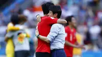 Pelatih Korea Selatan, Shin Tae-yong, memeluk anak asuhnya, Son Heung-min, usai melawan Jerman pada laga Piala Dunia di Kazan Arena, Rusia (27/6/2018). Jerman takluk 0-2 dari Korea Selatan. (AFP/Benjamin Cremel)