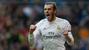 Penyerang Real Madrid, Gareth Bale melakukan selebrasi usai mencetak gol kegawang Rayo Vallecano pada lanjutan liga Spanyol di Santiago Bernabeu (20/12). Real Madrid menang telak atas Rayo Vallecano dengan skor 10-2. (AFP/curto DE LA TORRE)