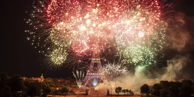 Warna-warni Kembang Api Hiasi Menara Eiffel di Hari Bastille