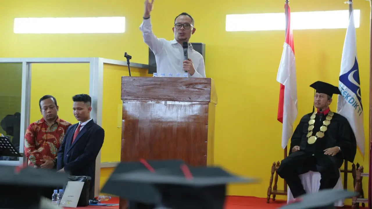 M. Hanif Dhakiri saat memberikan orasi ilmiah pasa pelaksanaan wisuda sarjana tahun 2018 Sekolah Tinggi Ilmu Ekonomi (STIE) Tribuana Bekasi, Jawa Barat, Jumat (27/4/2018).