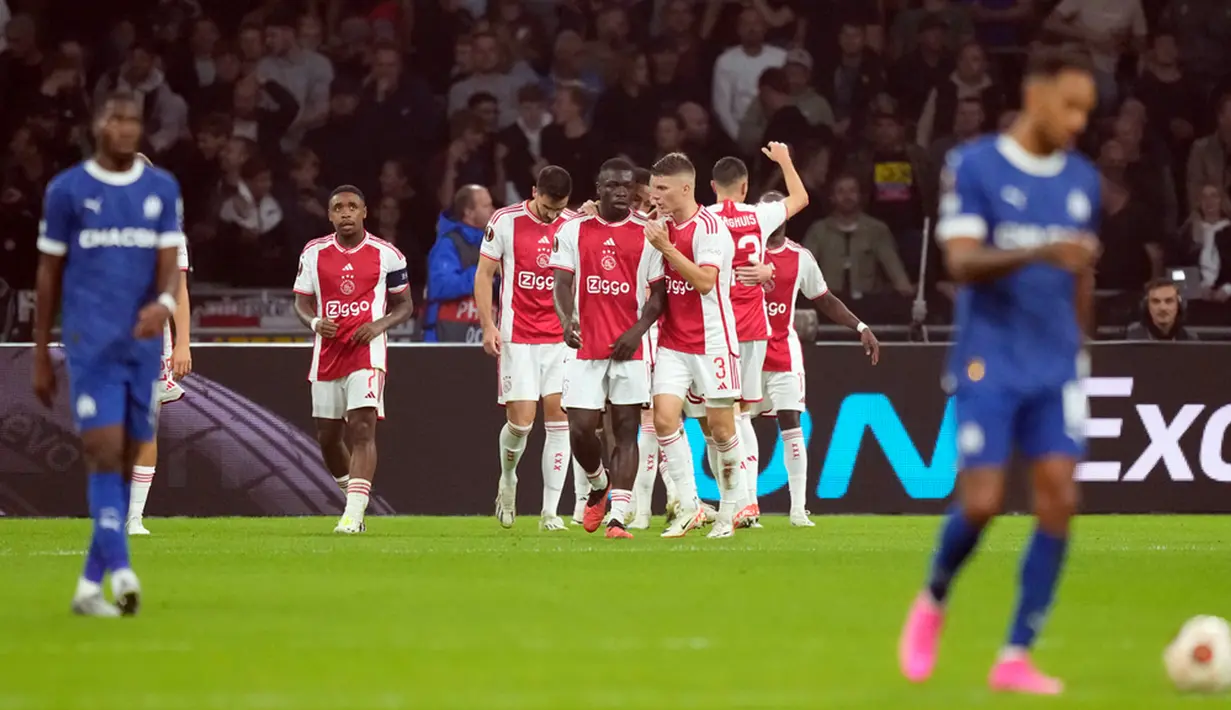 Tak ada lagi gol tambahan di waktu tersisa. Kedua tim bermain imbang 3-3 dan harus berbagi satu poin. (AP Photo/Peter Dejong)