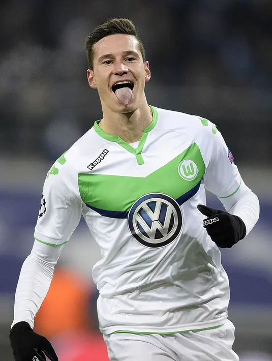 1. Julian Draxler, kegagalan Arsenal pada laga perdana Liga Inggris membuat Arsene Wenger bersikeras mendatangkan gelandang Jerman ini. Situs TransferMarketWeb, mengabarkan jika The Gunners menyiapkan dana sebesar 35 juta pounds. (AFP/Yorick Jansens)