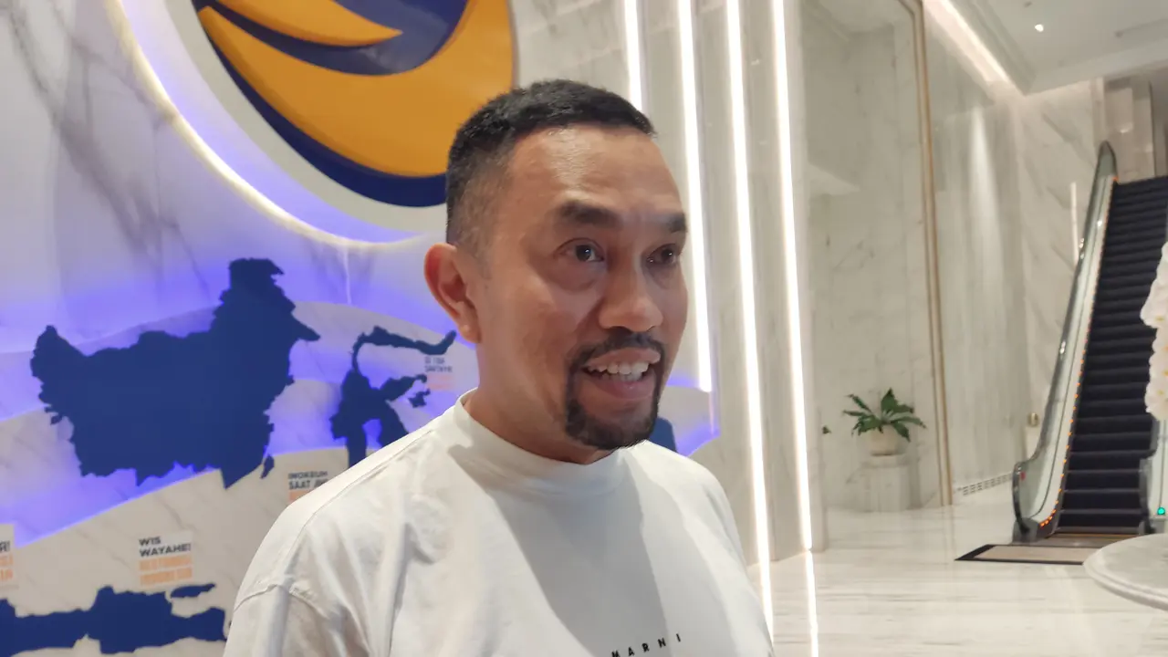 Bendahara Umum NasDem Ahmad Sahroni saat memberikan keterangan terkait keberadaan Syahrul Yasin Limpo yang dikabarkan hilang kontak selama beberapa hari. (Merdeka.com/Ahda Bayhaqi)