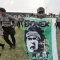 Pendukung Persebaya Surabaya (Bonek) membawa spanduk saat melakukan aksi di Stadion Tugu, Koja, Jakarta Utara, Selasa (2/8). Bonek meminta kepada federasi sepakbola Indonesia itu untuk mengembalikan hak-hak Persebaya.(Liputan6.com/Yoppy Renato)