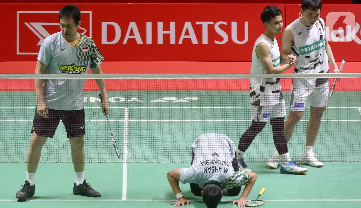 Pebulu tangkis ganda putra Indonesia, Mohammad Ahsan/Hendra Setiawan (kiri dan kedua kiri) usai pertandingan melawan Arif Junaidi/Roy King Yap (Malaysia) pada babak 16 Besar Daihatsu Indonesia Masters 2025 di Istora Senayan, Jakarta, Kamis (23/1/2025). (Liputan6.com/Herman Zakharia)