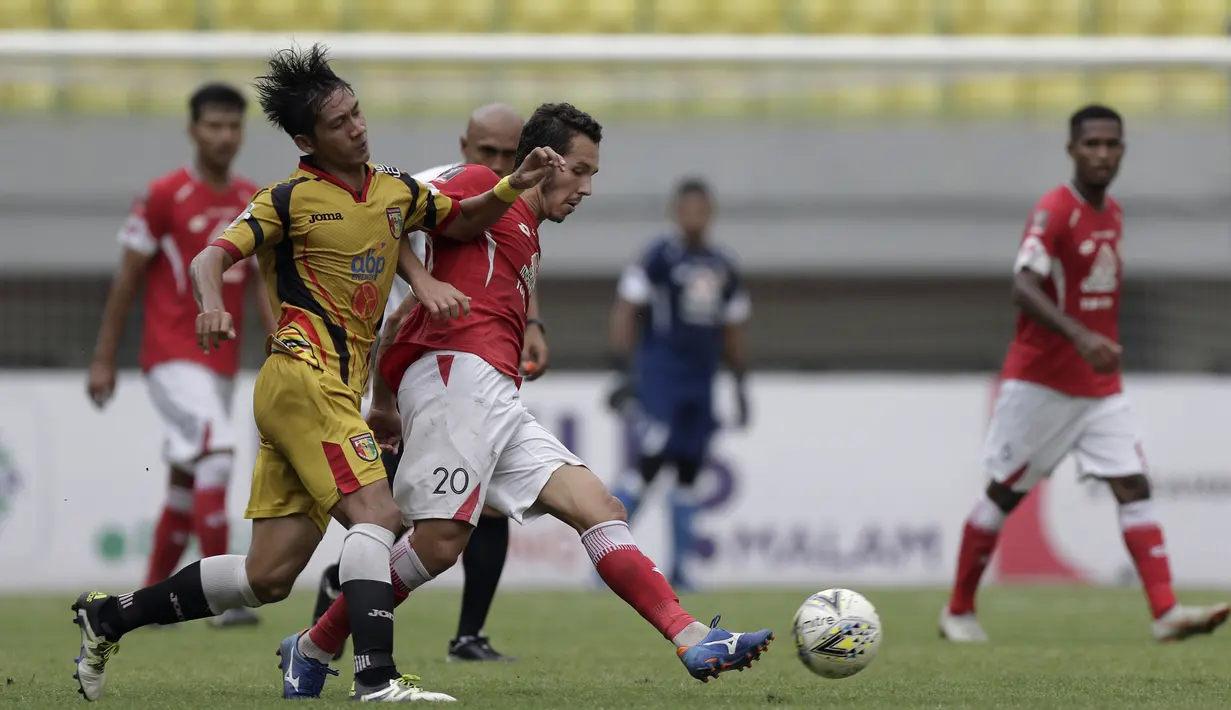 Gelandang Semen Padang, Nildo Juffo, mengontrol bola saat melawan Mitra Kukar pada laga Piala Presiden 2019 di Stadion Patriot, Bekasi, Kamis (14/3). Padang menang 2-0 atas Mitra. (Bola.com/Yoppy Renato)