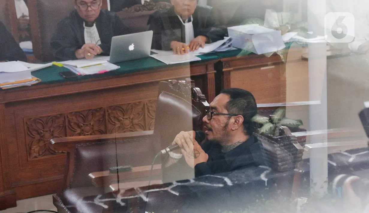 Saksi yang juga ayah dari korban kasus dugaan penganiayaan David Ozora, Jonathan Latumahina memberikan keterangan saat sidang lanjutan Mario Dandy Satriyo dan Shane Lukas di Pengadilan Negeri Jakarta Selatan, Jakarta, Selasa (13/6/2023). (Liputan6.com/Angga Yuniar)