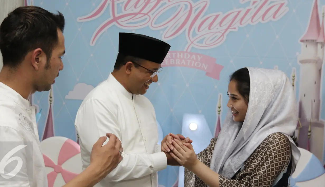Cagub DKI, Anies Baswedan mengucapkan selamat kepada Nagita Slavina saat acara syukuran ulang tahun Raffi dan Nagita bersama anak yatim di Kawasan Cinere, Depok, Sabtu (18/2). (Liputan6.com/Herman Zakharia)