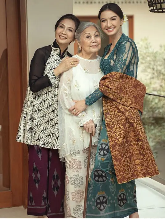<p>Sang nenek tampil dengan atasan putih lengan panjang transparan dihiasi detail bordiran. Elegan dengan hair clipnya. [@kain.menggahagung]</p>