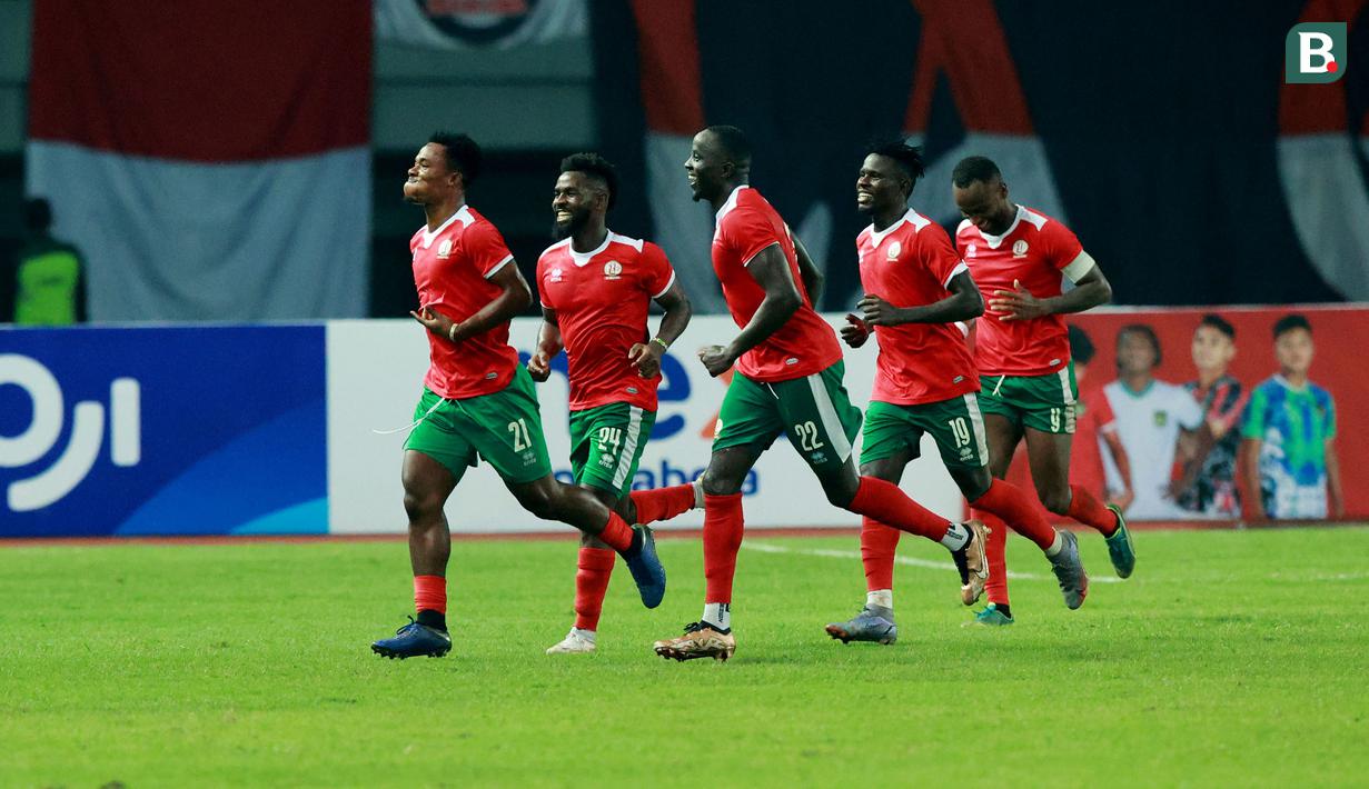 <p>Para pemain Burundi merayakan gol ke gawang Timnas Indonesia pada pertandingan kedua FIFA Matchday di Stadion Patriot Candrabhaga, Bekasi, Selasa (28/3/2023). (Bola.com/M Iqbal Ichsan)</p>