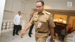 Gubernur DKI Jakarta Anies Baswedan saat tiba untuk menyampaikan pidato dalam acara Pengarahan Gubernur dan Wakil Gubernur kepada walikota/bupati, camat dan lurah di Balai Kota DKI Jakarta, Senin (13/11). (Liputan6.com/Immanuel Antonius)