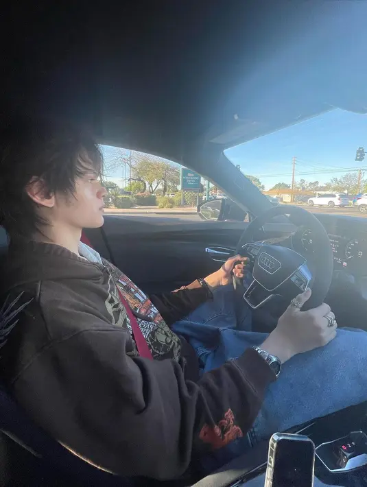 Farah Quin juga mengungkapkan perkembangan sang buah hati. Yaitu sudah punya sim dan menyetir sendiri. "Sekarang Kakak Armand sudah bisa nyetir sendiri, punya SIM dan asuransi sendiri." lanjut Farah. [Instagram/farahquinnofficial]